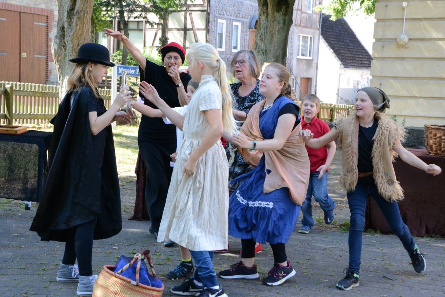 Theater total – in Lichtenau wurde der Weltenretter bereits gefunden. Nun geht es in Büren auf die Suche!  Foto: © Ann-Britta Dohle Madrid